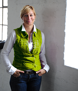 Anke Baum-Döpp Ein Porträt der Inhaberin Anke Baum-Döpp vor einer weißen Wand.